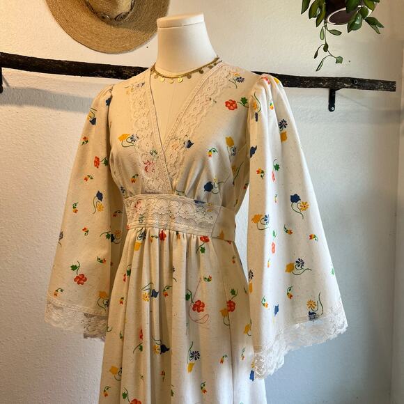Vintage 70s Handmade Cream Floral Prairie Boho Bell Sleeve Maxi Dress Size Small - Picture 3 of 12